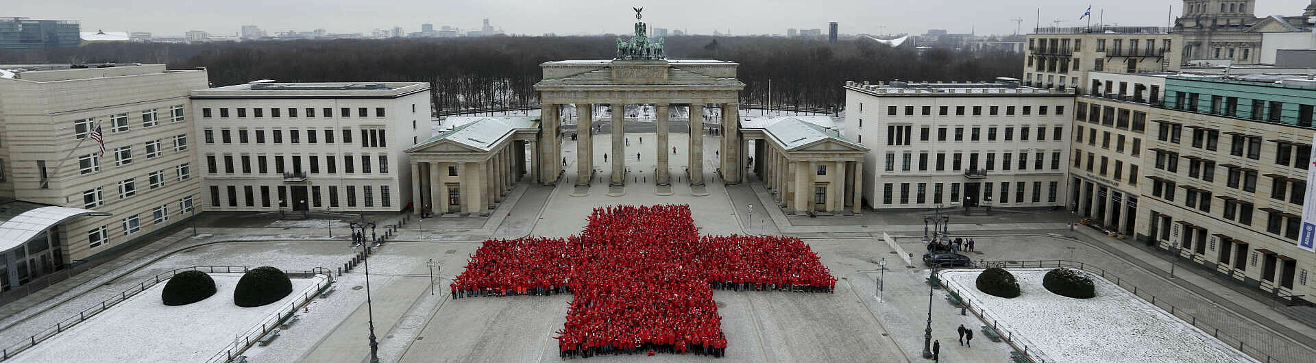 Jubiläum 150 Jahre DRK: Rotes Kreuz vor dem Brandenburger Tor in Berlin